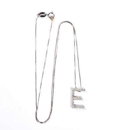 Girocollo in oro bianco 18k con pendente a lettera “E” e diamanti