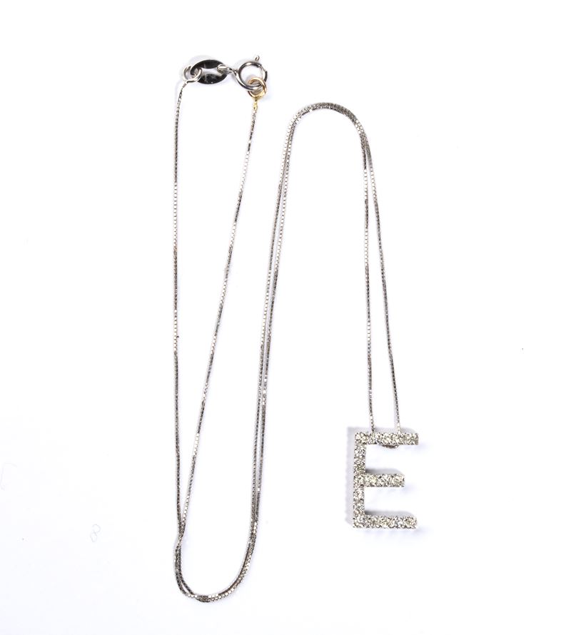 Girocollo in oro bianco 18k con pendente a lettera “E” e diamanti