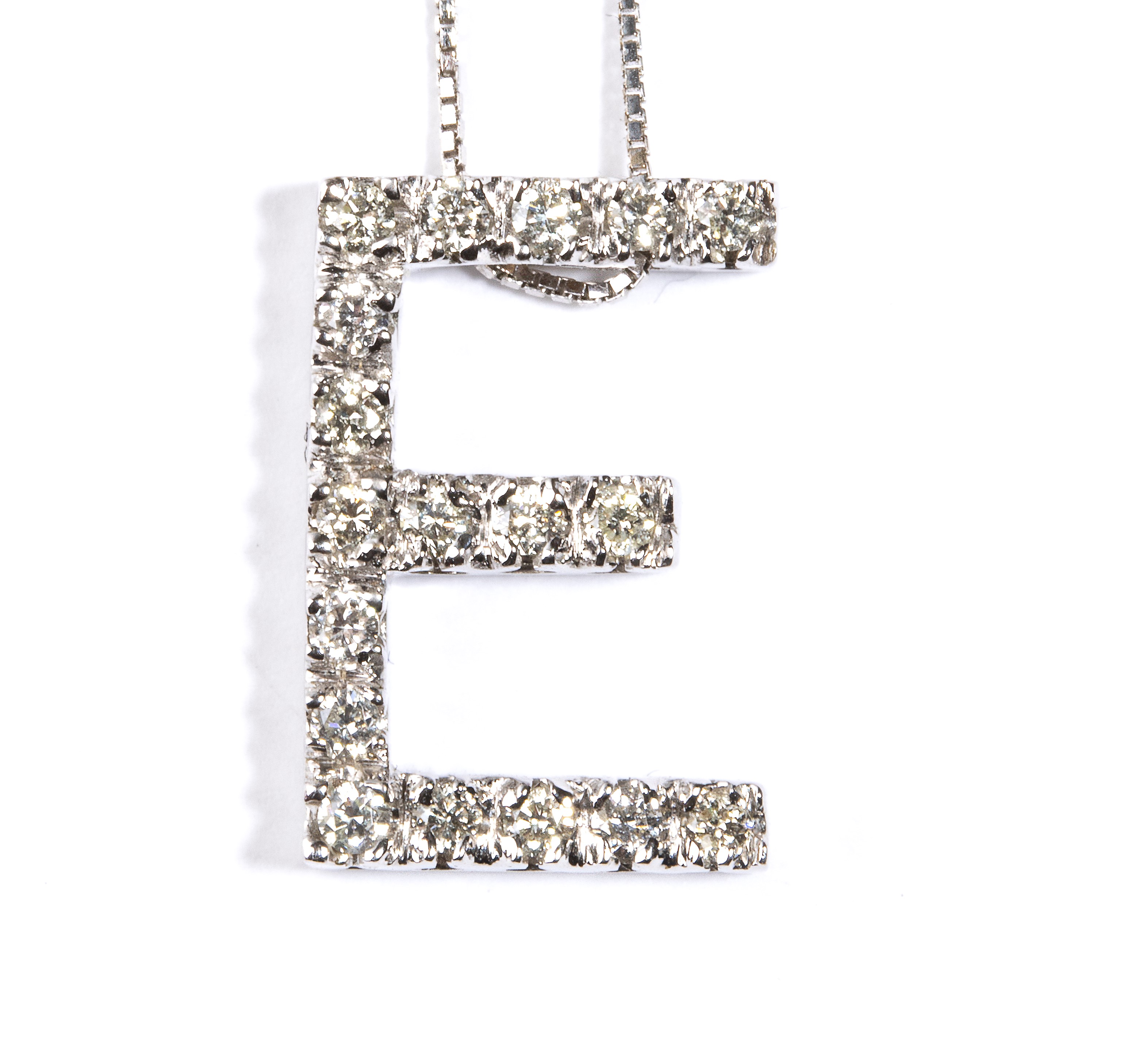 Girocollo in oro bianco 18k con pendente a lettera “E” e diamanti