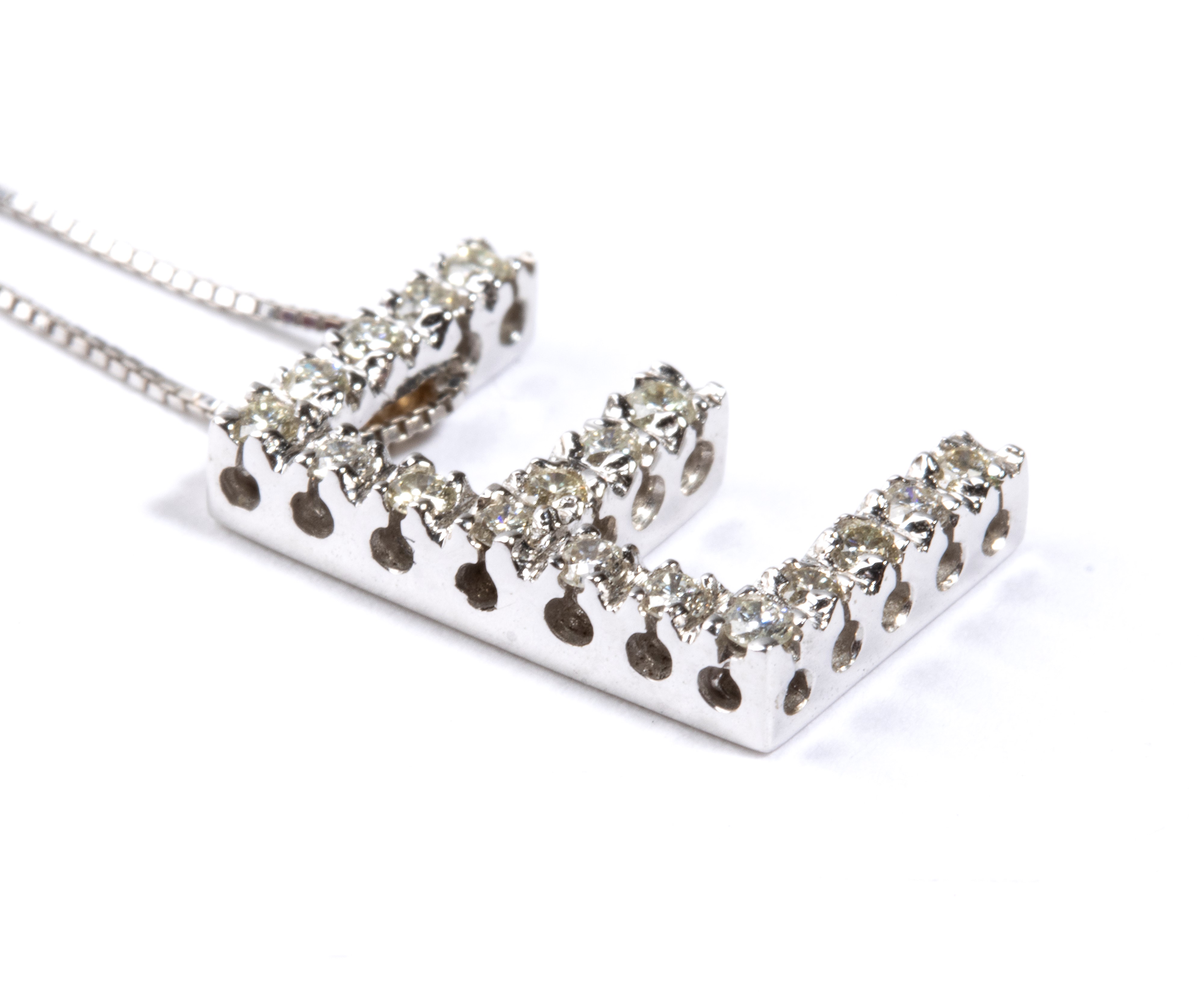 Girocollo in oro bianco 18k con pendente a lettera “E” e diamanti