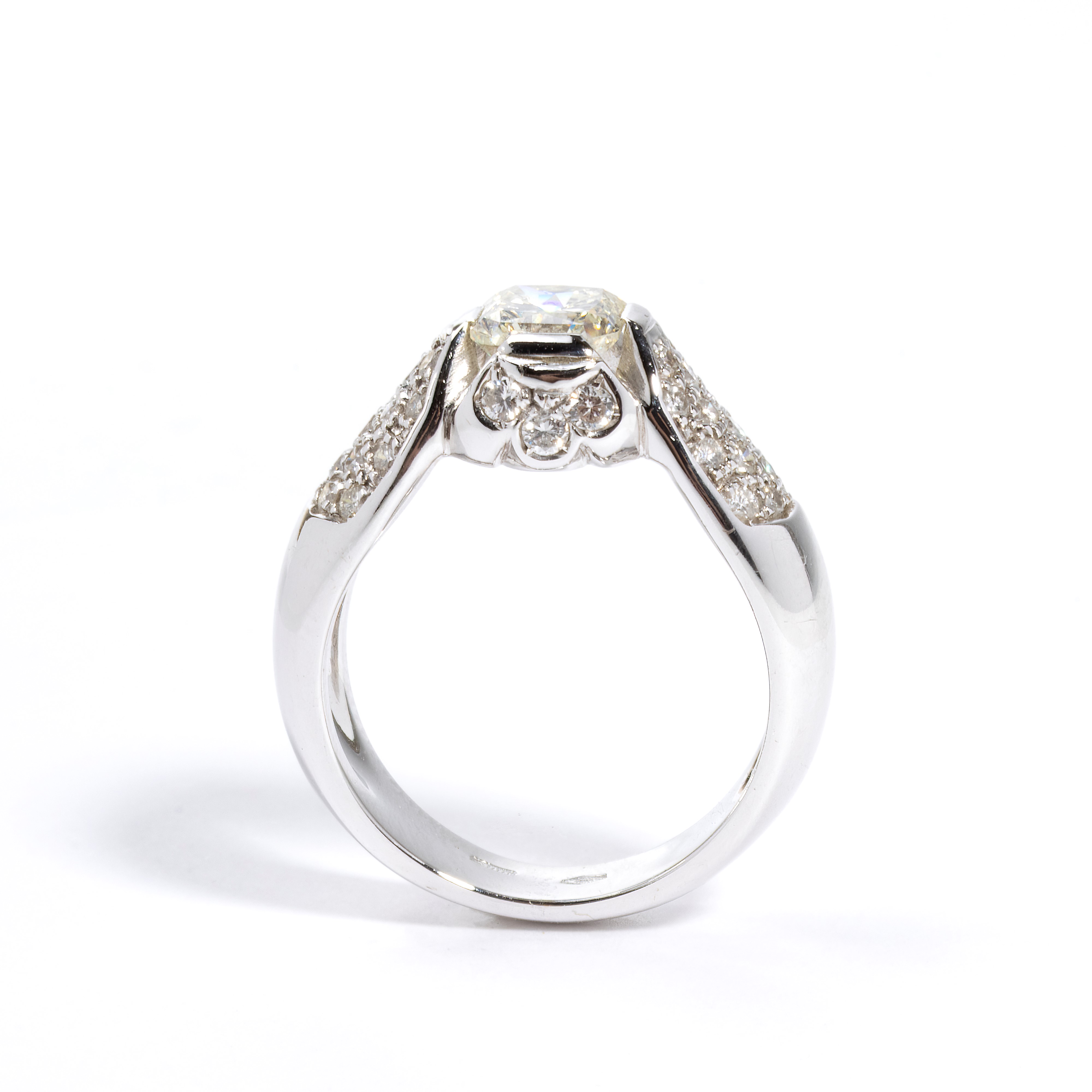 Anello in oro con diamanti