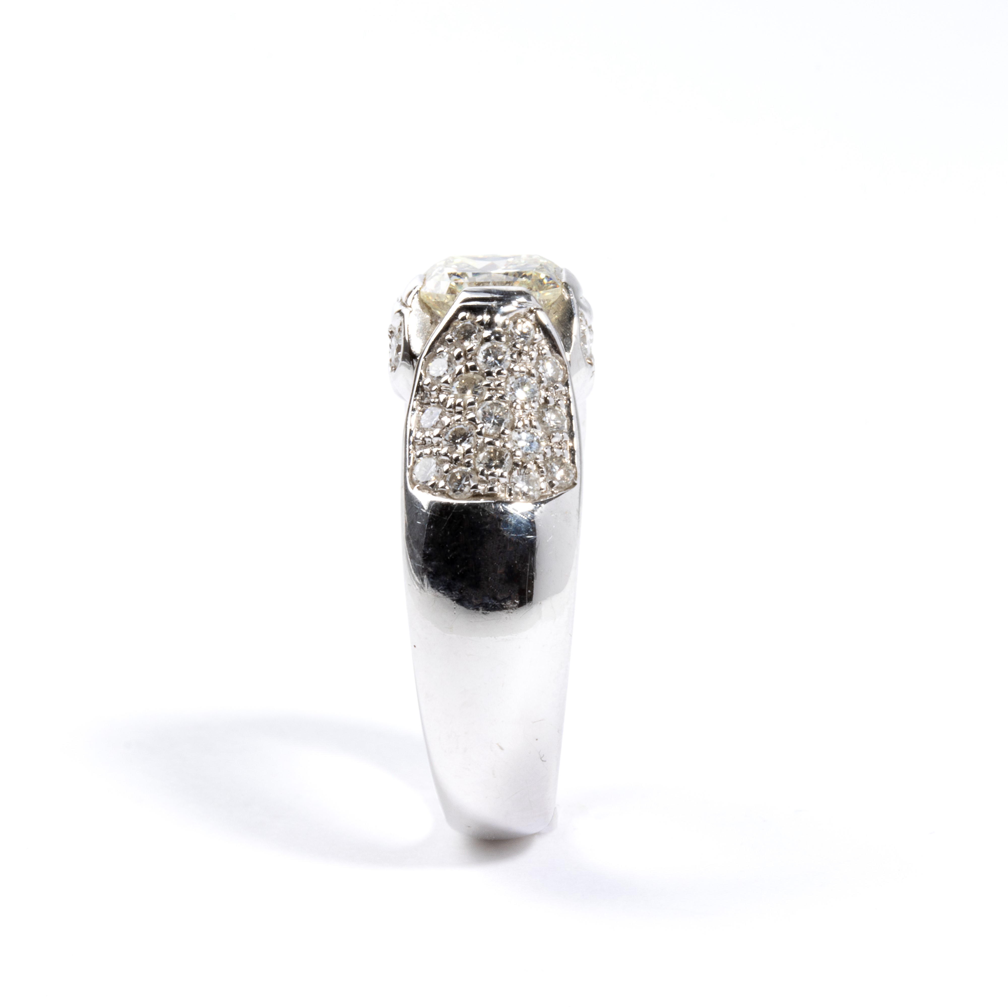 Anello in oro con diamanti