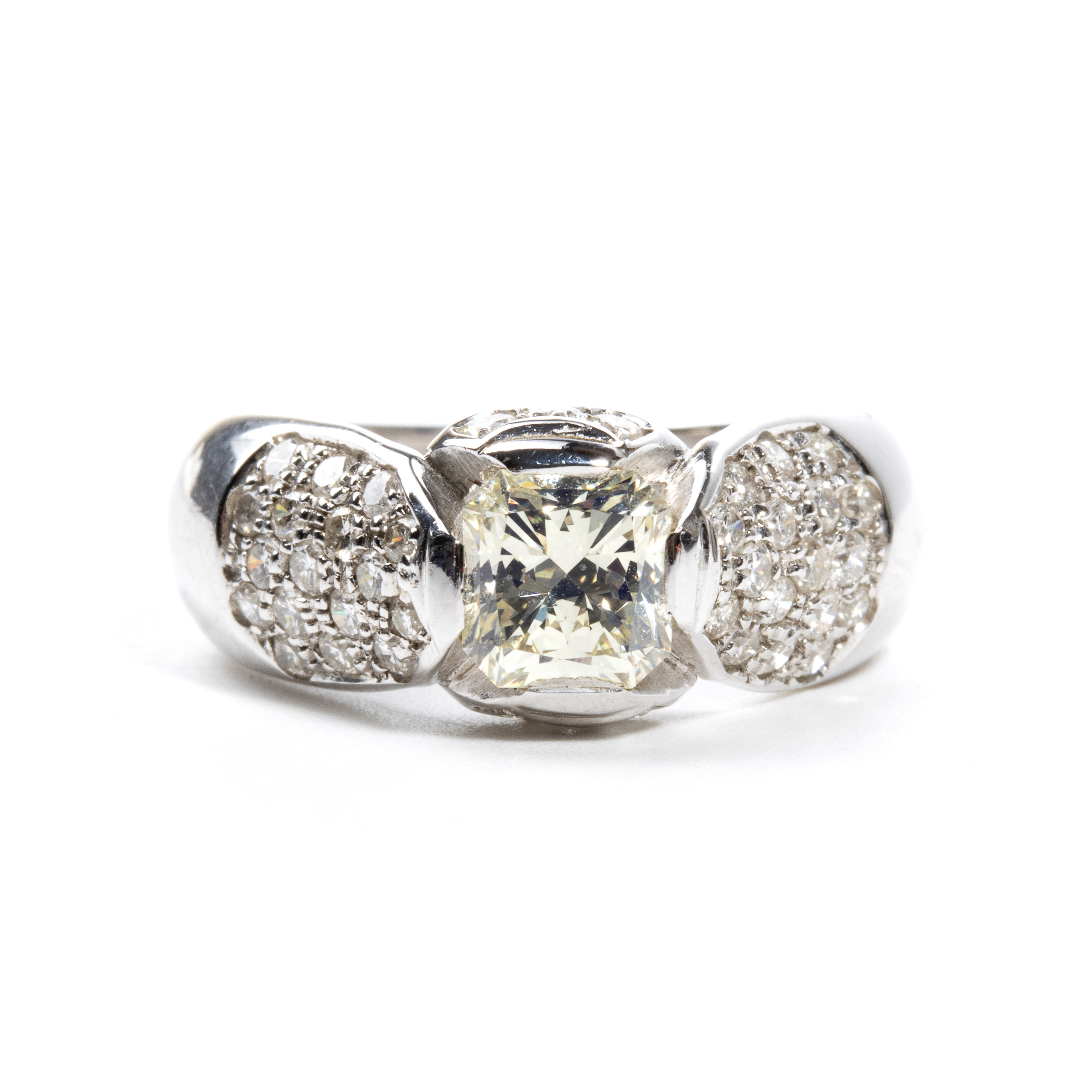 Anello in oro con diamanti