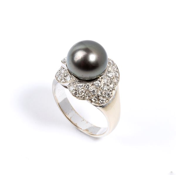 Diamond Tahitian pearl gold ring