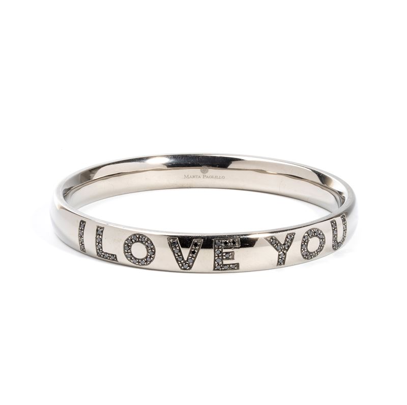 Marta Paolillo, Bracciale rigido con diamanti neri e iscrizione “I LOVE YOU”