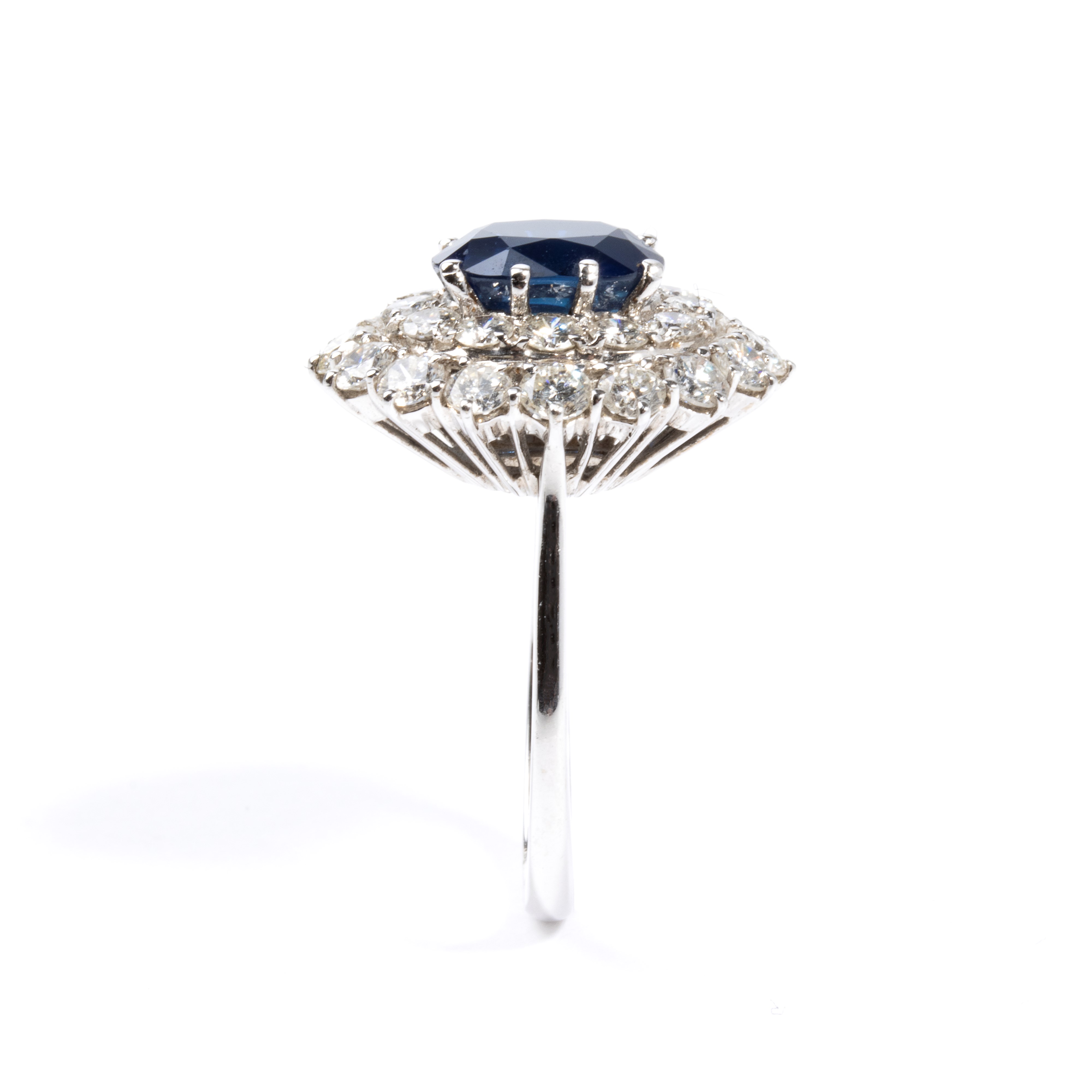 Anello in oro con diamanti e zaffiro