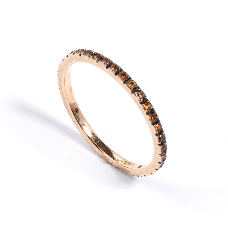 Anello in oro rosa 9k con corindoni arancioni
