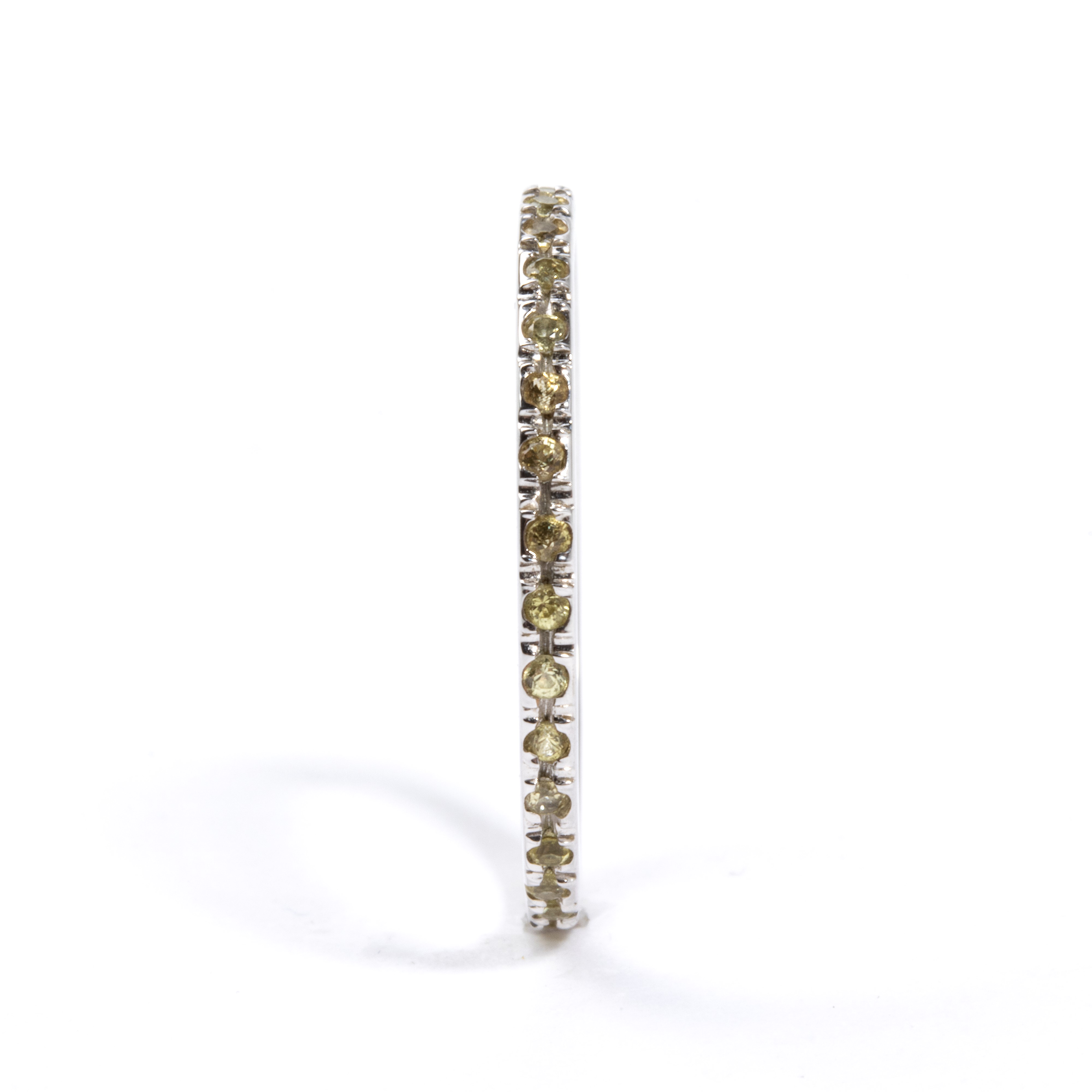 Anello in oro bianco con zaffiri gialli e linea di corindoni gialli