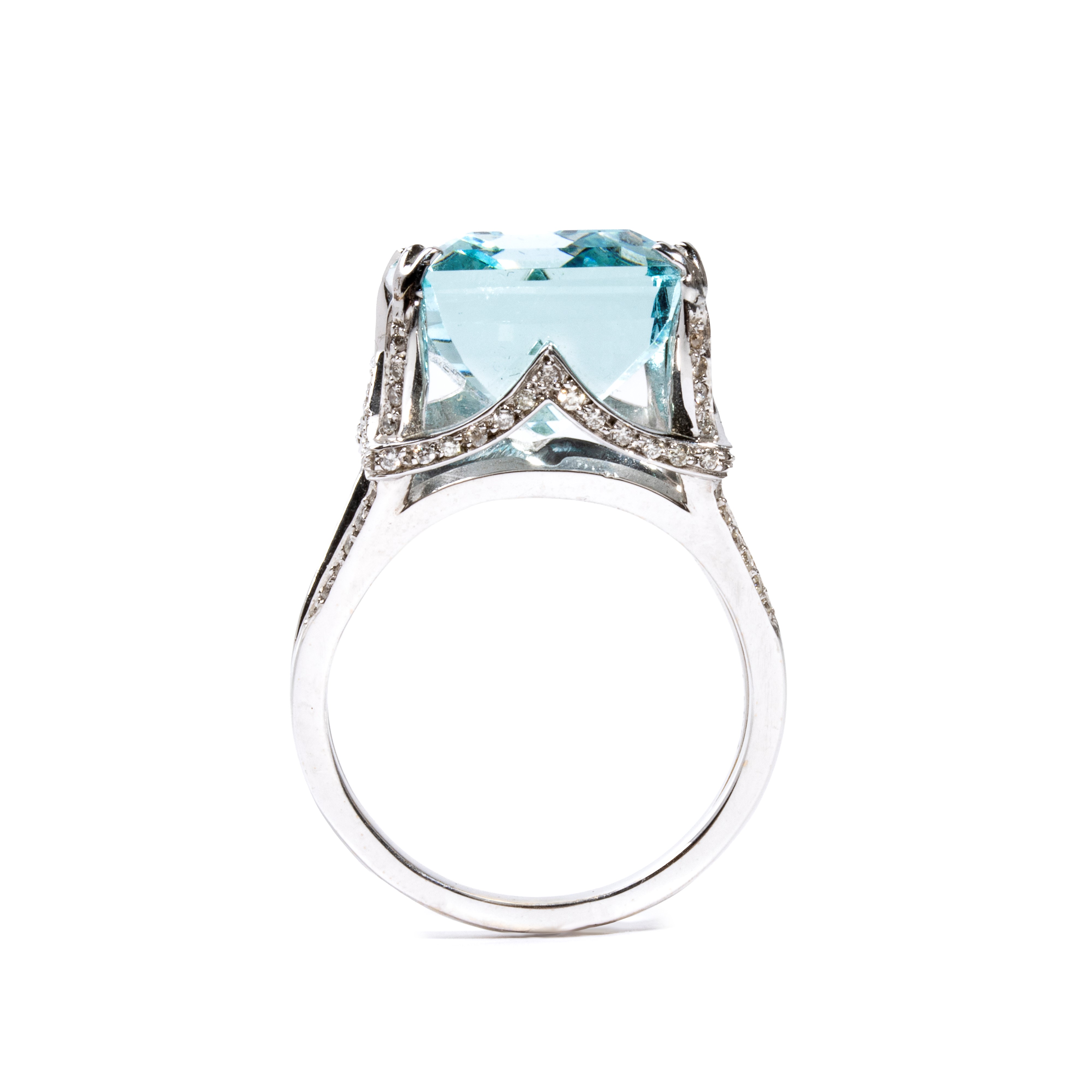 Anello in oro con acquamarina e diamanti