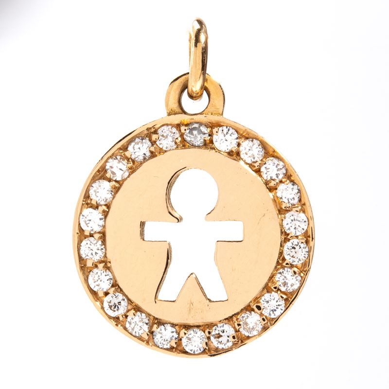 Pendente in oro giallo 18k con diamanti tondi, forma rotonda traforata