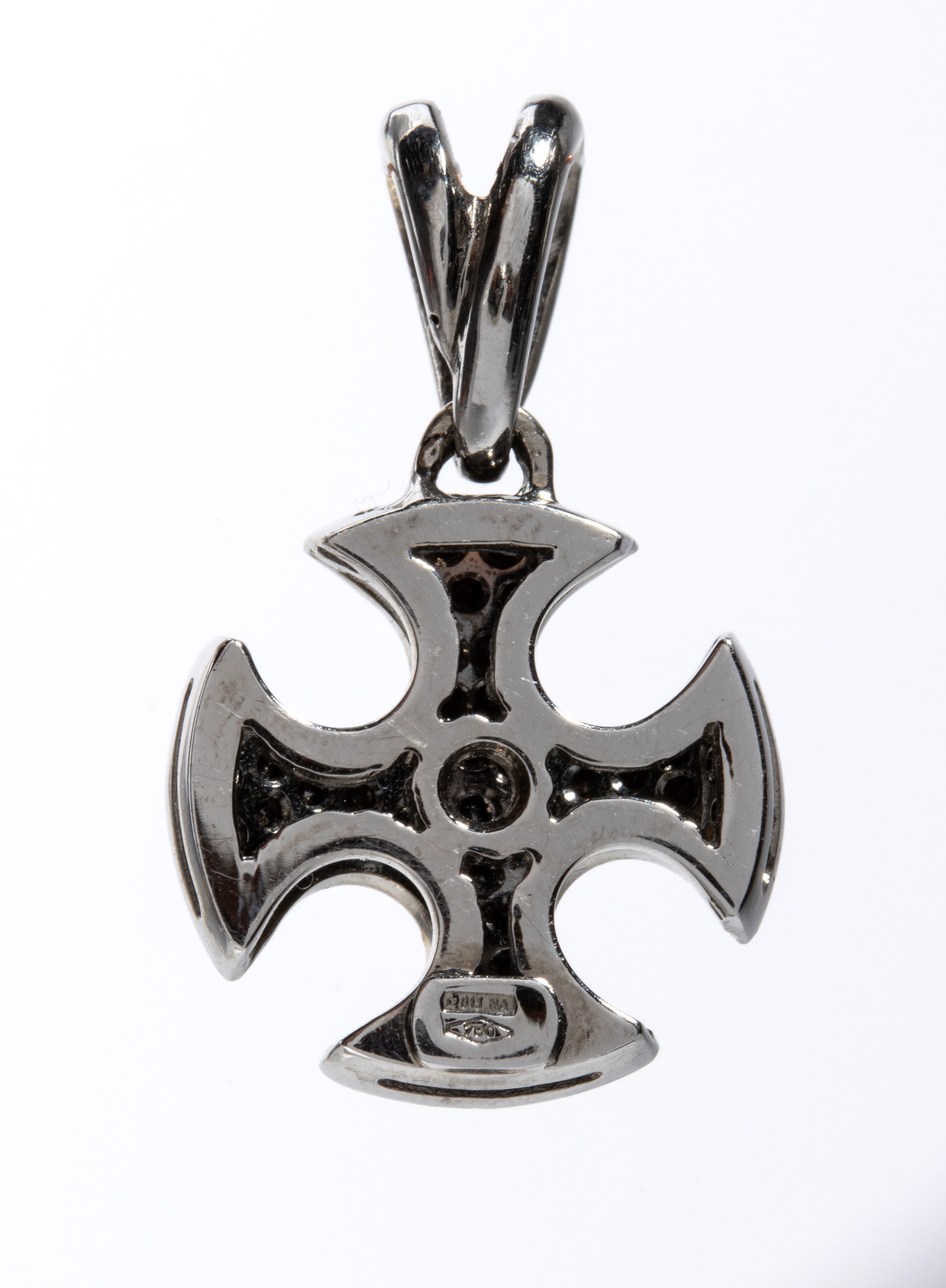 Pendente in oro con diamanti neri