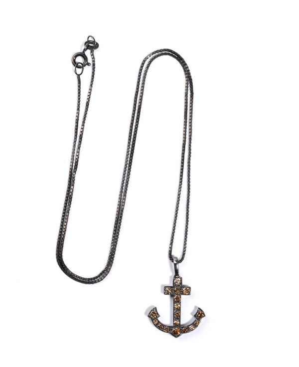 Girocollo con pendente in oro e diamanti colore fantasia marrone