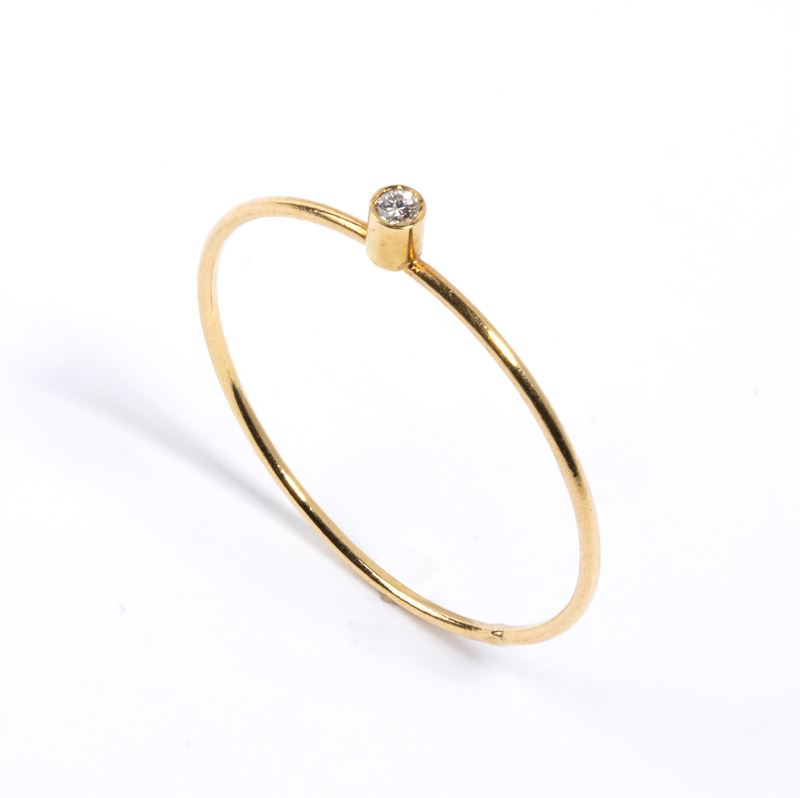 Anello in oro giallo con diamante