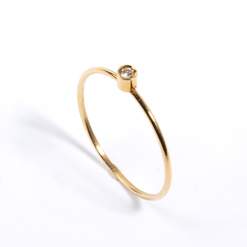 Anello in oro giallo 18k con diamante