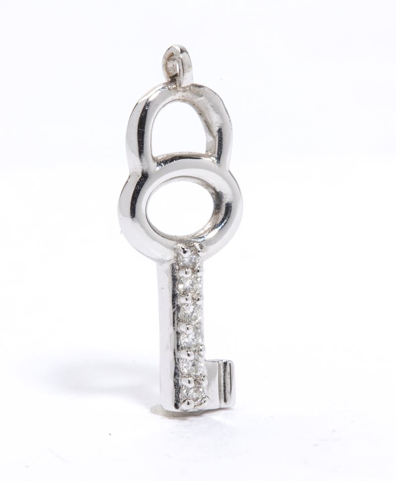 Pendente in oro bianco 18k con diamanti a pavé, sagoma a chiave
