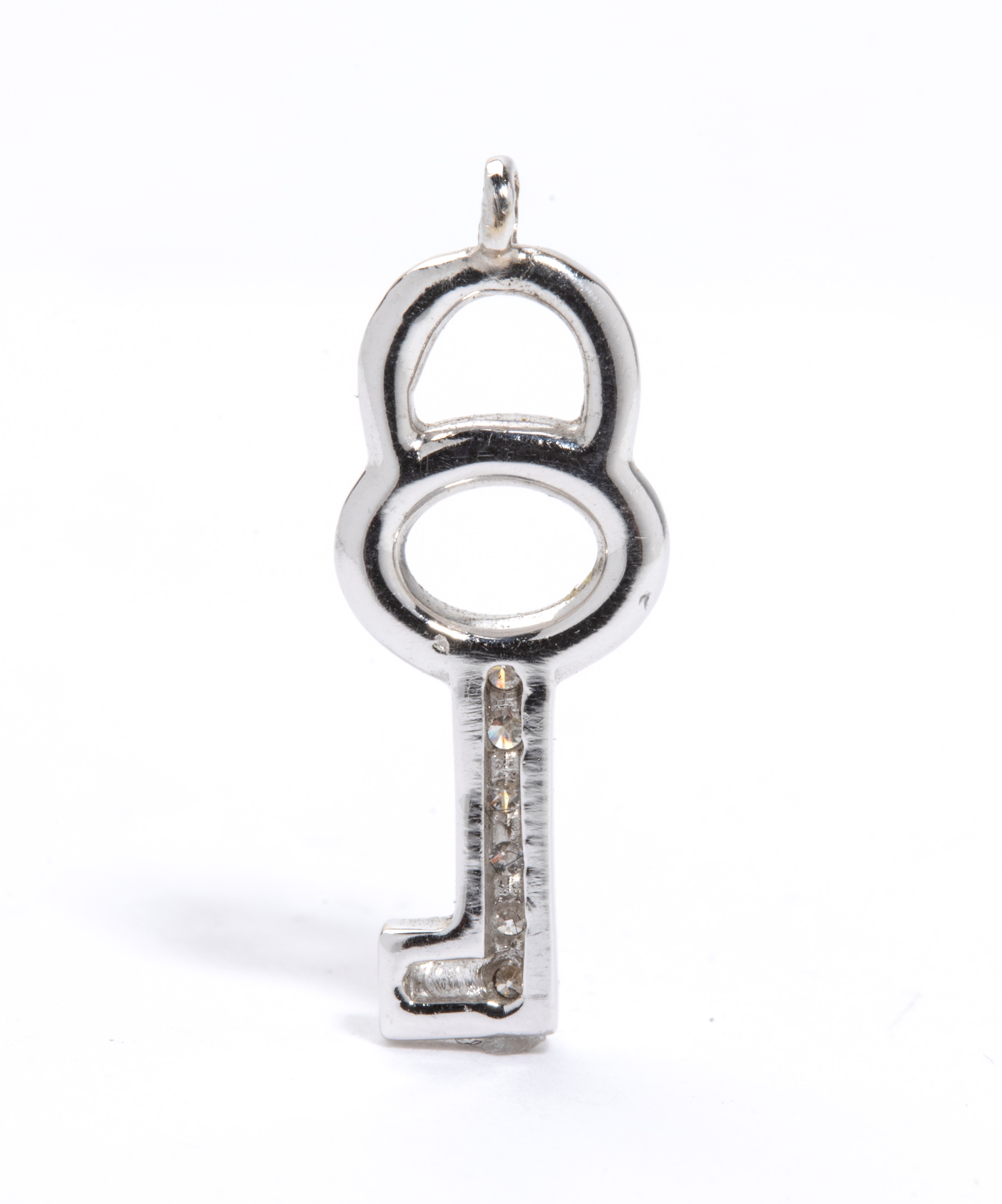 Pendente in oro bianco 18k con diamanti a pavé, sagoma a chiave