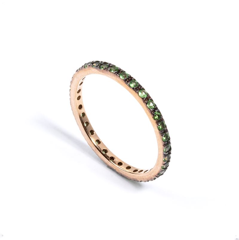 Anello in oro rosa 9k con tsavoriti