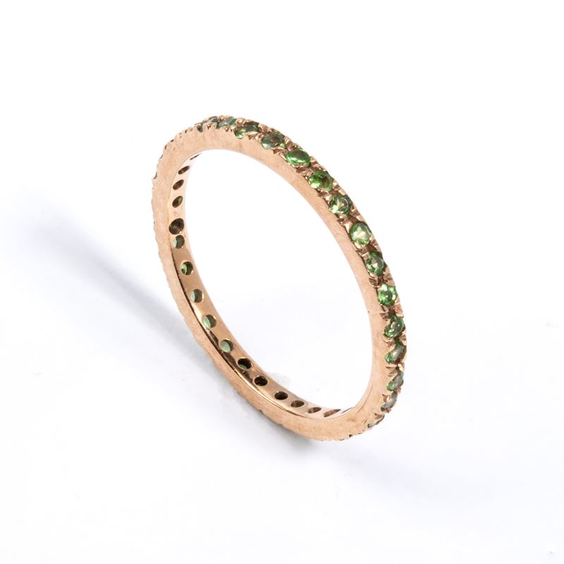 Anello in oro rosa 8k con linea di tsavoriti
