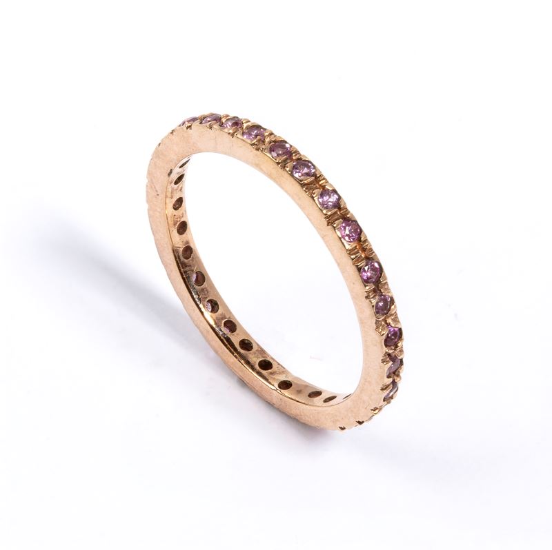 Anello, oro rosa 18k con corindoni