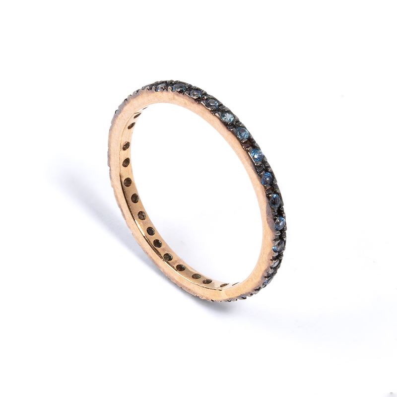 Anello in oro rosa con zaffiri, peso totale circa 0.15 ct