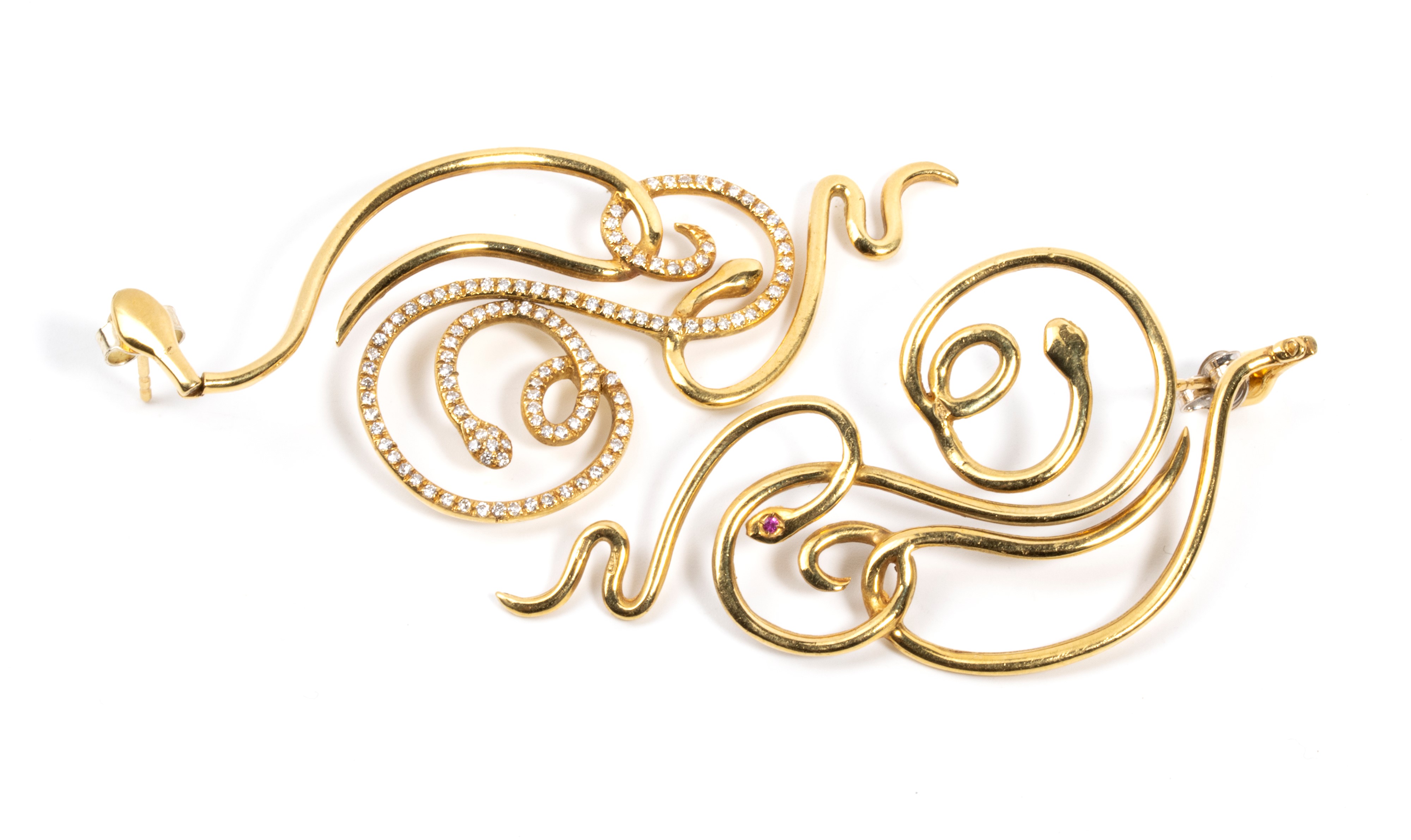 Orecchini pendenti in oro e diamanti