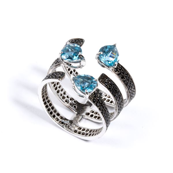 ANELLO IN ORO CON DIAMANTI NERI E TOPAZI AZZURRI