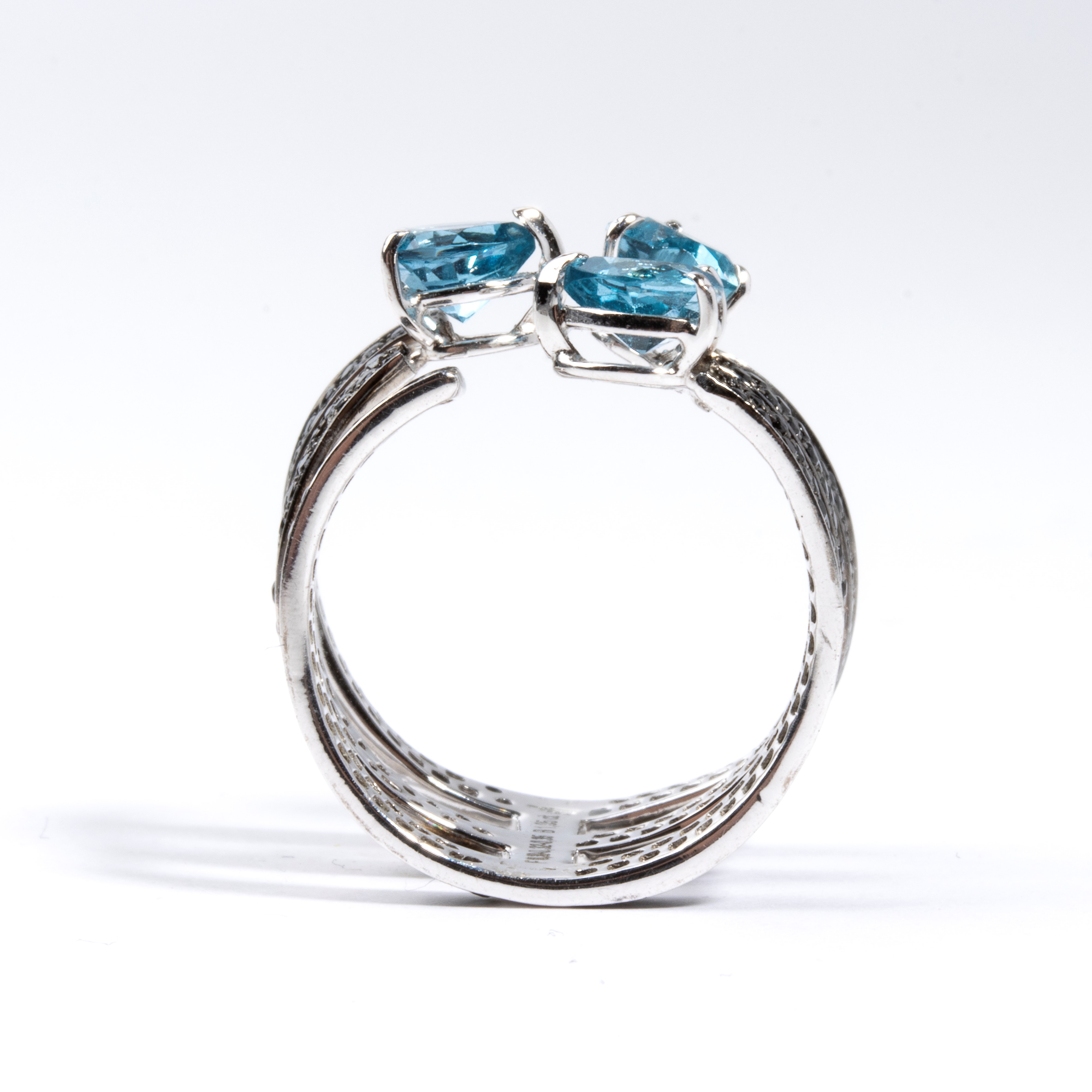 ANELLO IN ORO CON DIAMANTI NERI E TOPAZI AZZURRI