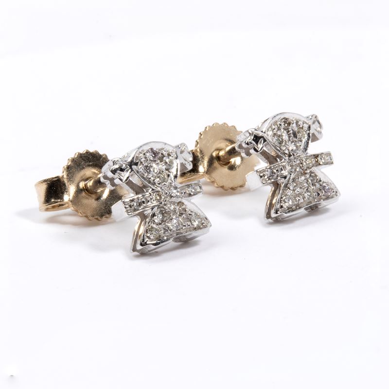 Orecchini, sagoma stilizzata di bambina, oro bianco 18k con diamanti a pavé