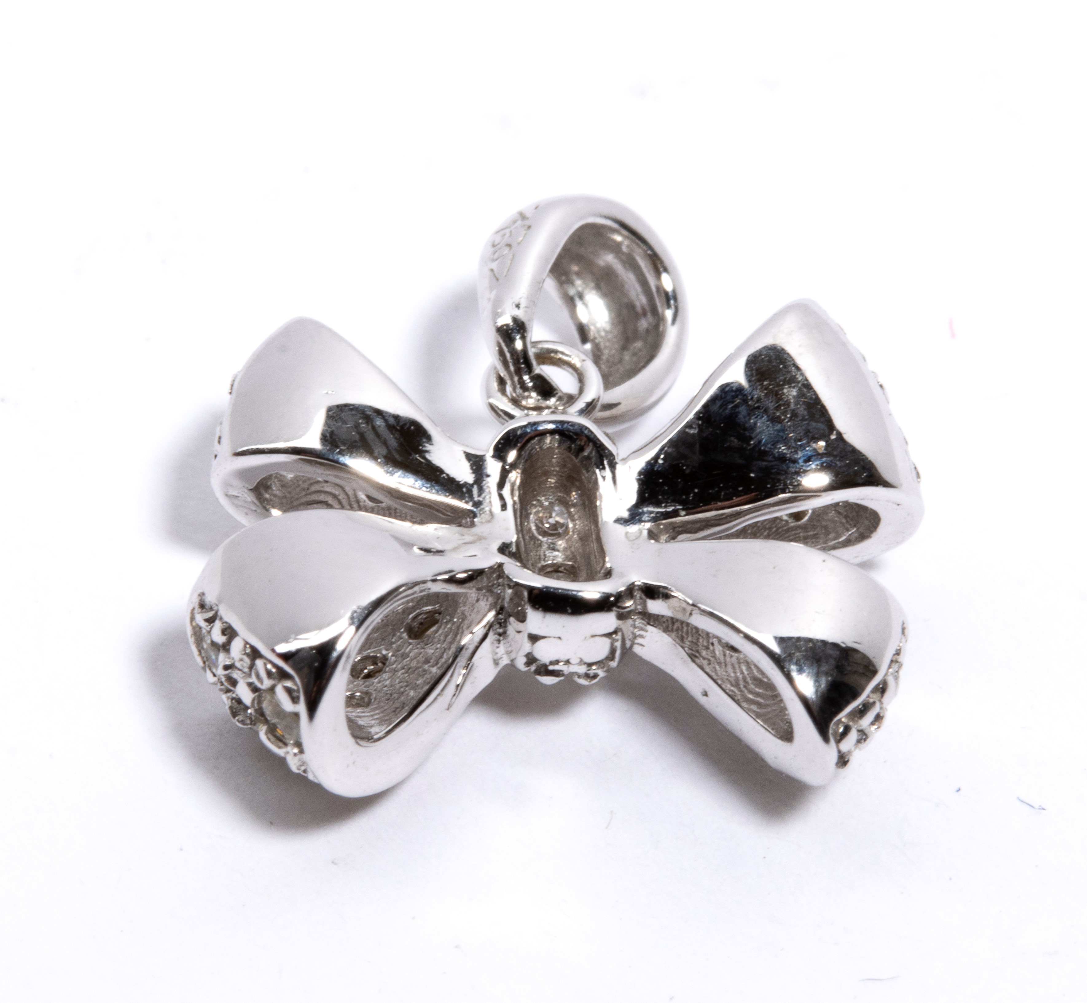Pendente in oro bianco 18k con pavé di diamanti (fiocco)