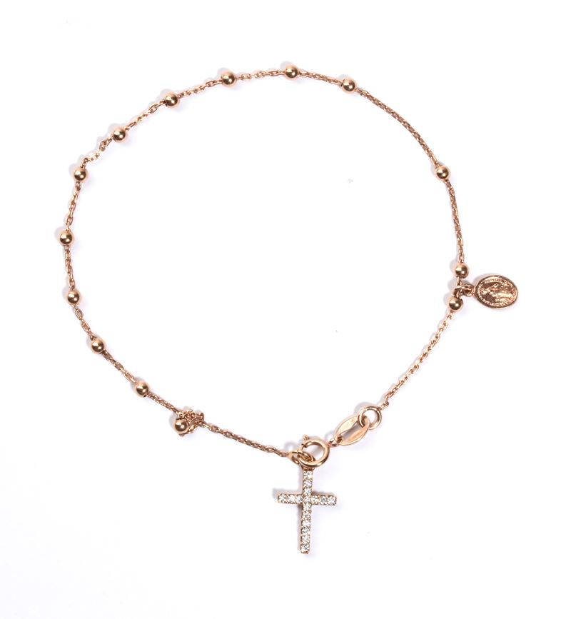 Bracciale in oro rosa 18k con pendente sacro e croce latina, diamanti