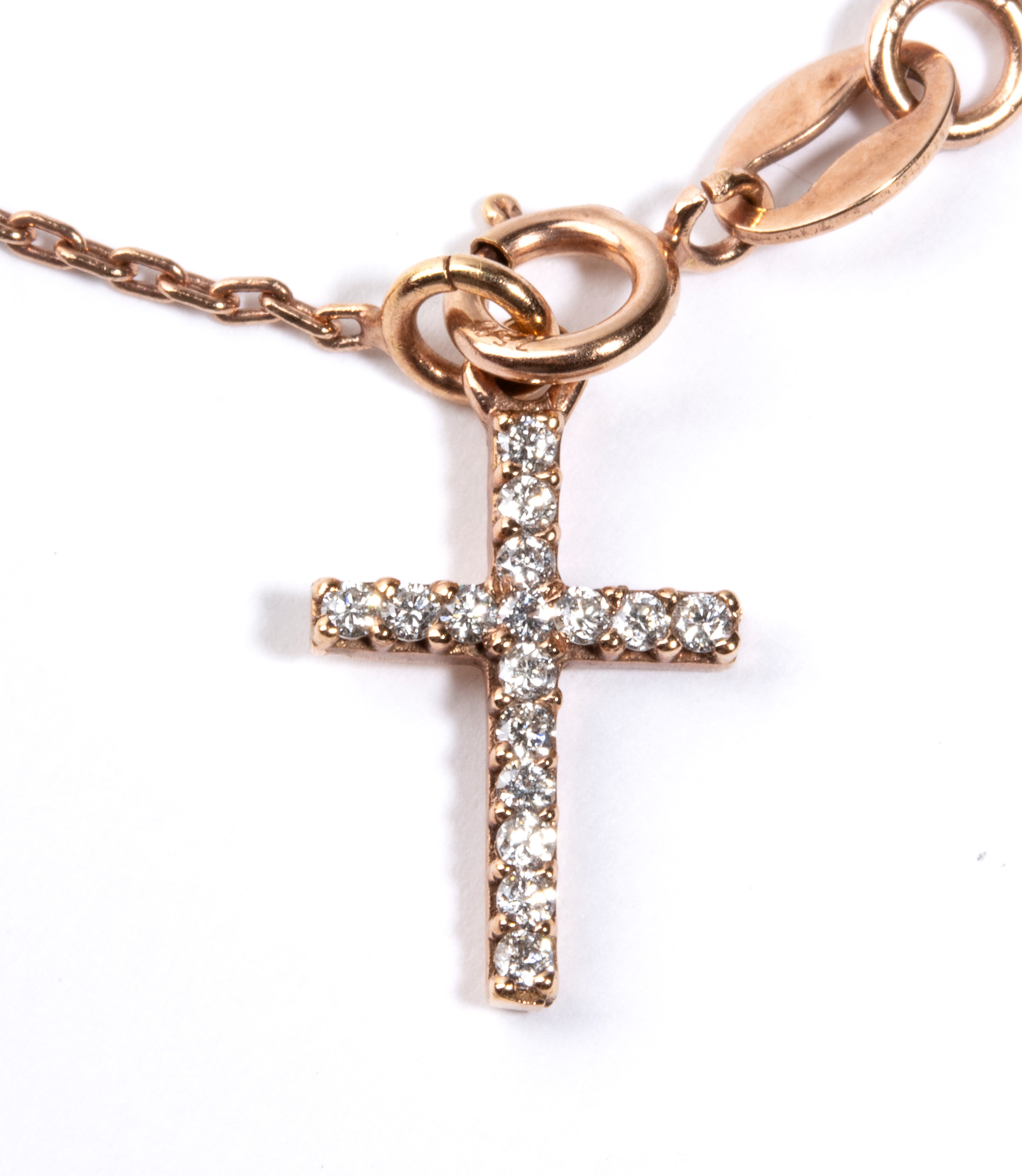 Bracciale in oro rosa 18k con pendente sacro e croce latina, diamanti