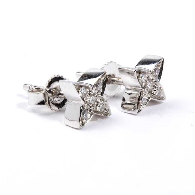 Orecchini, oro bianco 18k con pavé di diamanti