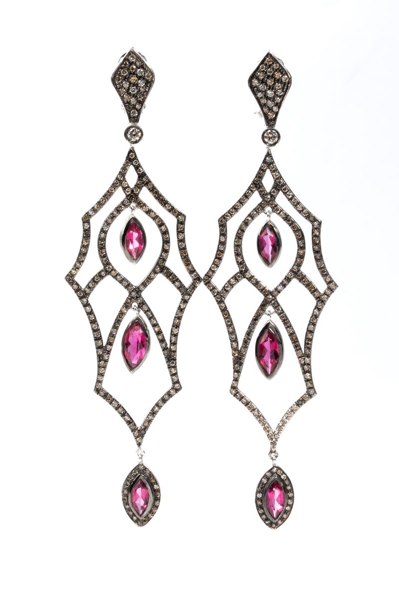 Orecchini in oro con diamanti e rubellite