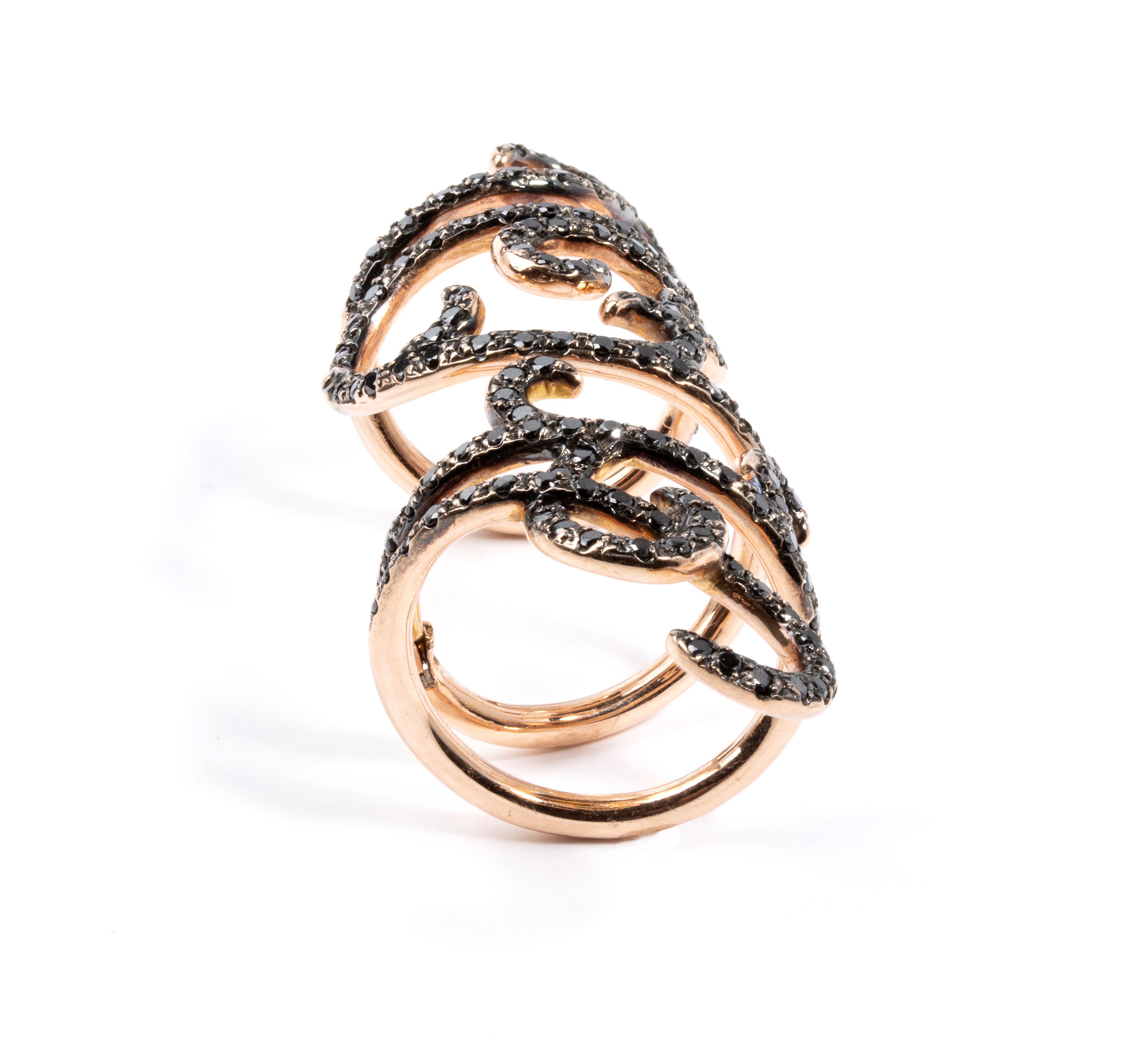 Anello in oro e diamanti neri