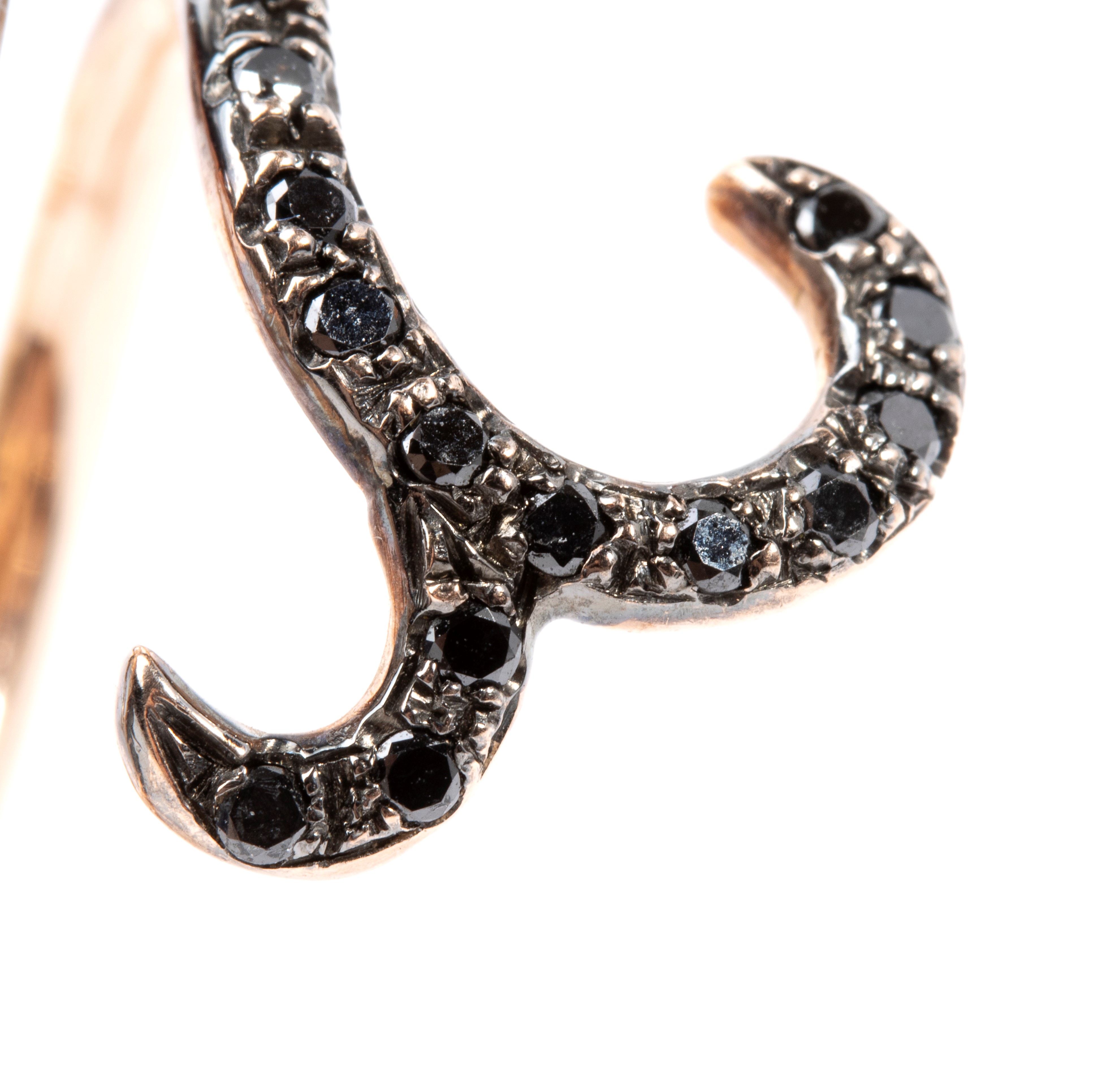 Anello in oro e diamanti neri