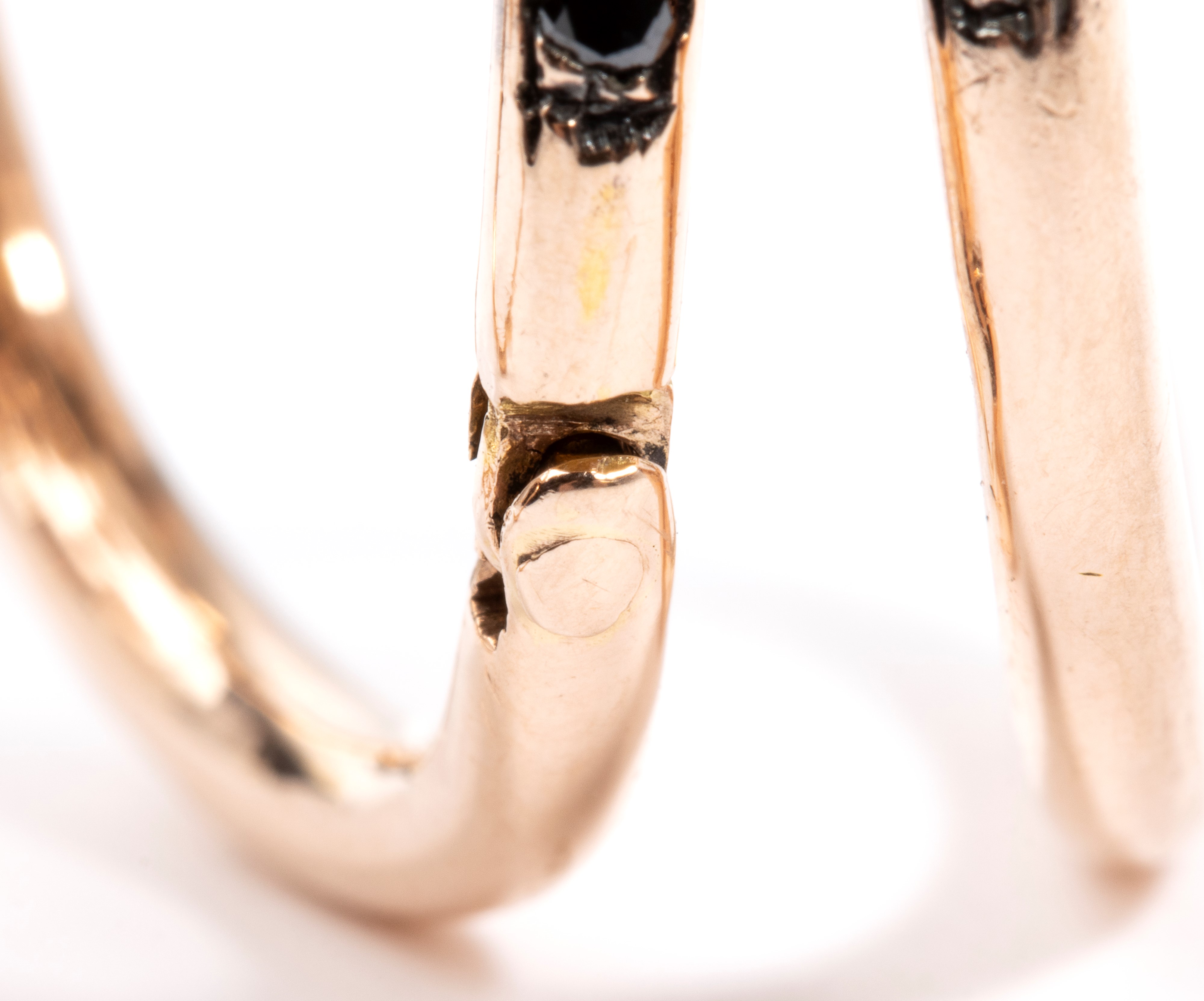 Anello in oro e diamanti neri