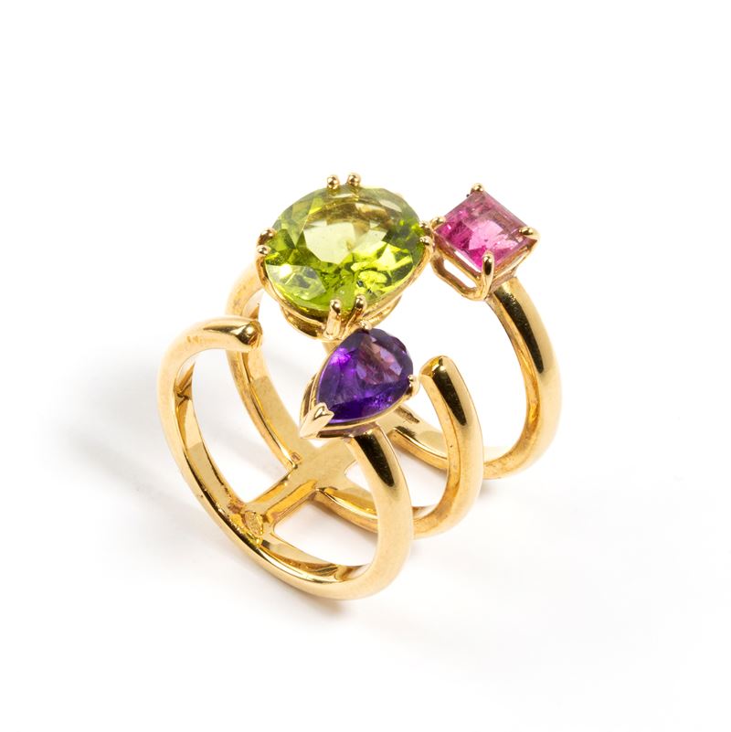 Anello in oro con ametista, rubellite e peridoto