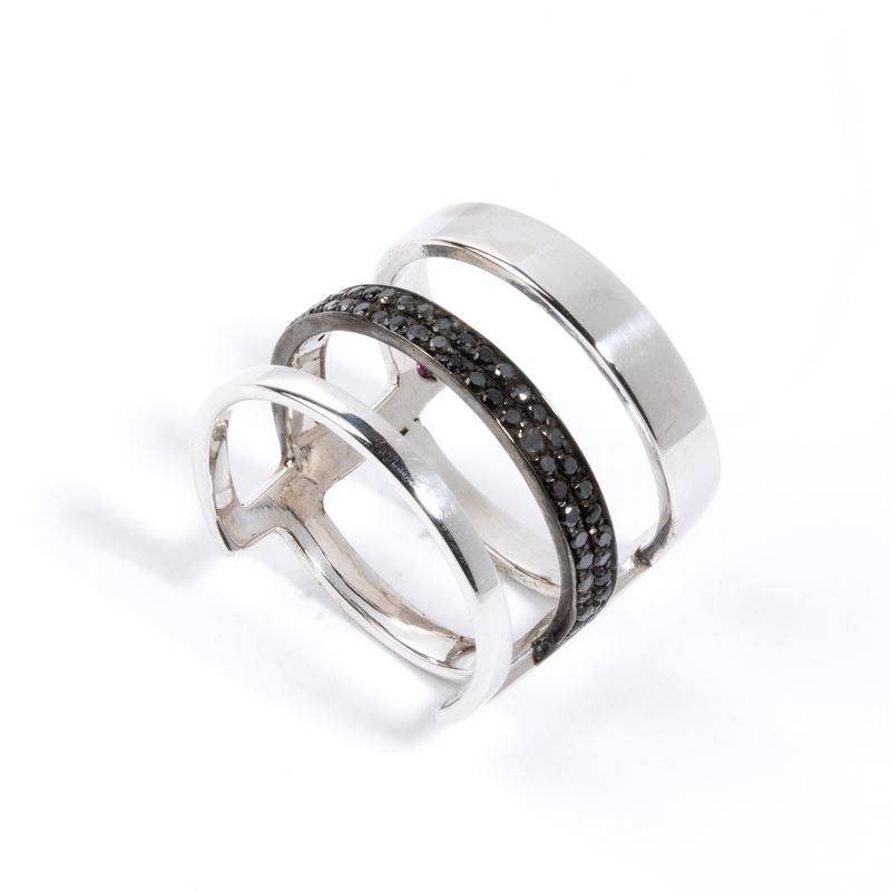 Anello in oro con diamanti neri