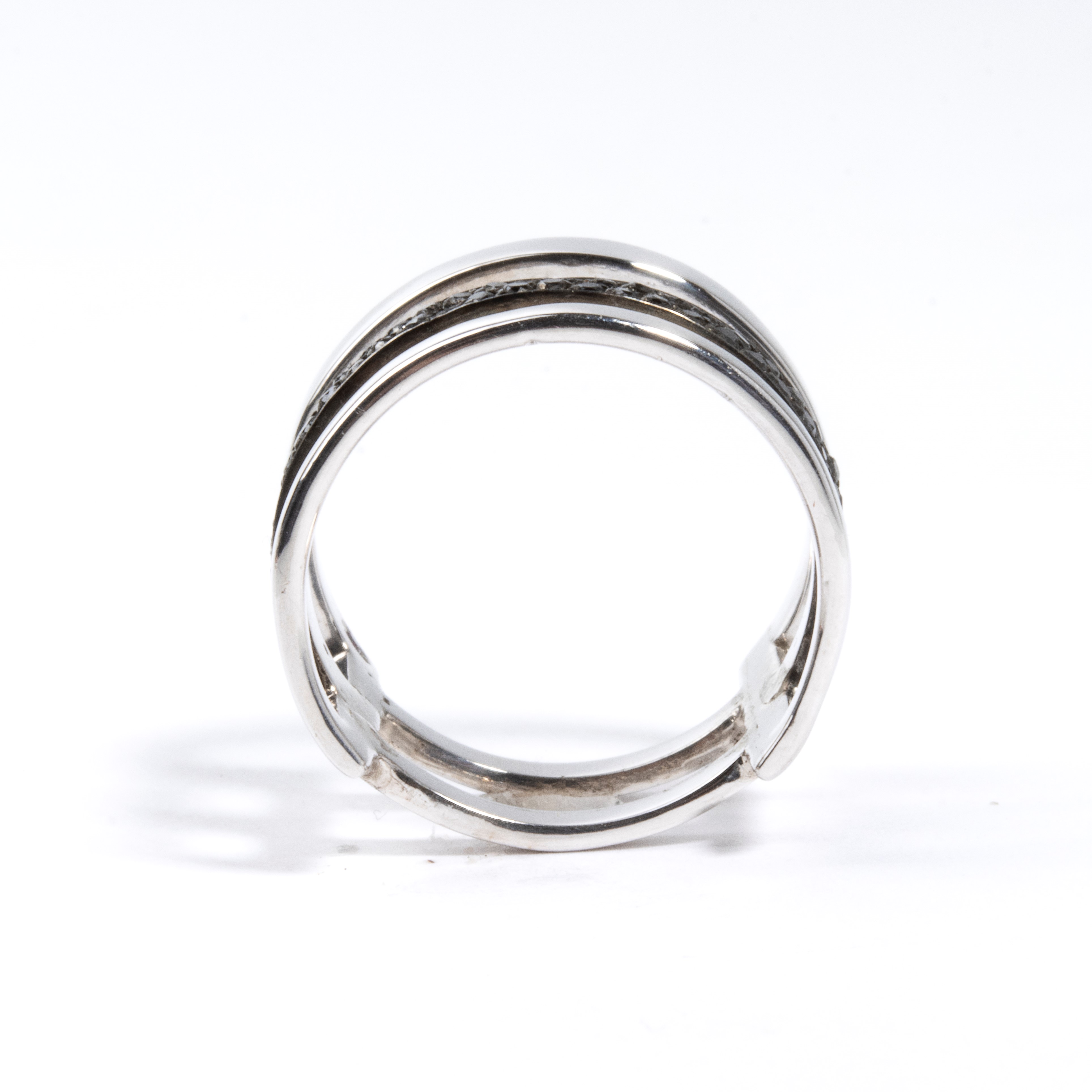 Anello in oro con diamanti neri