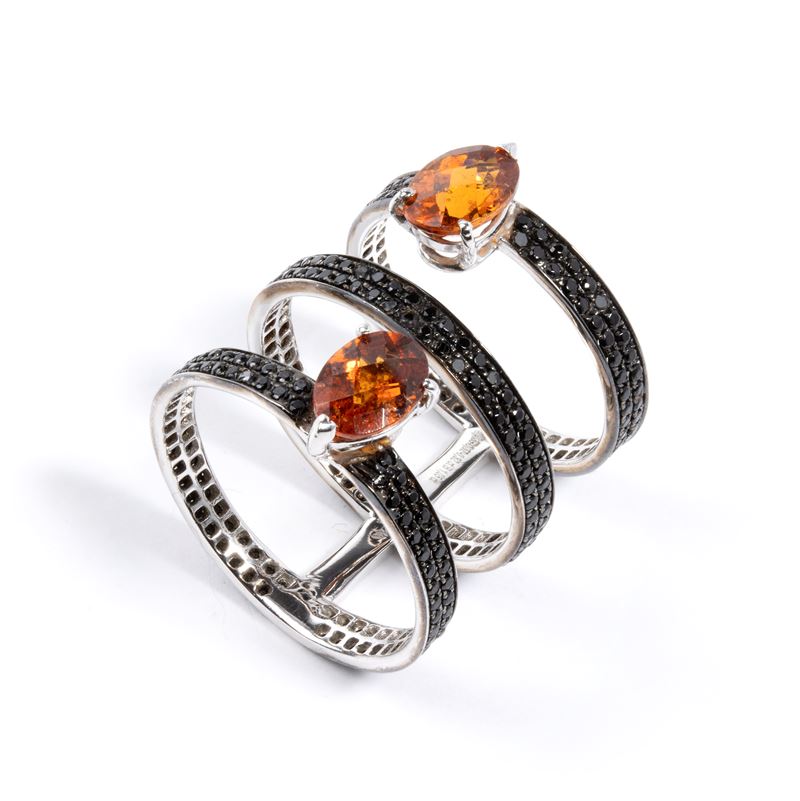 Anello in oro con diamanti neri e quarzi