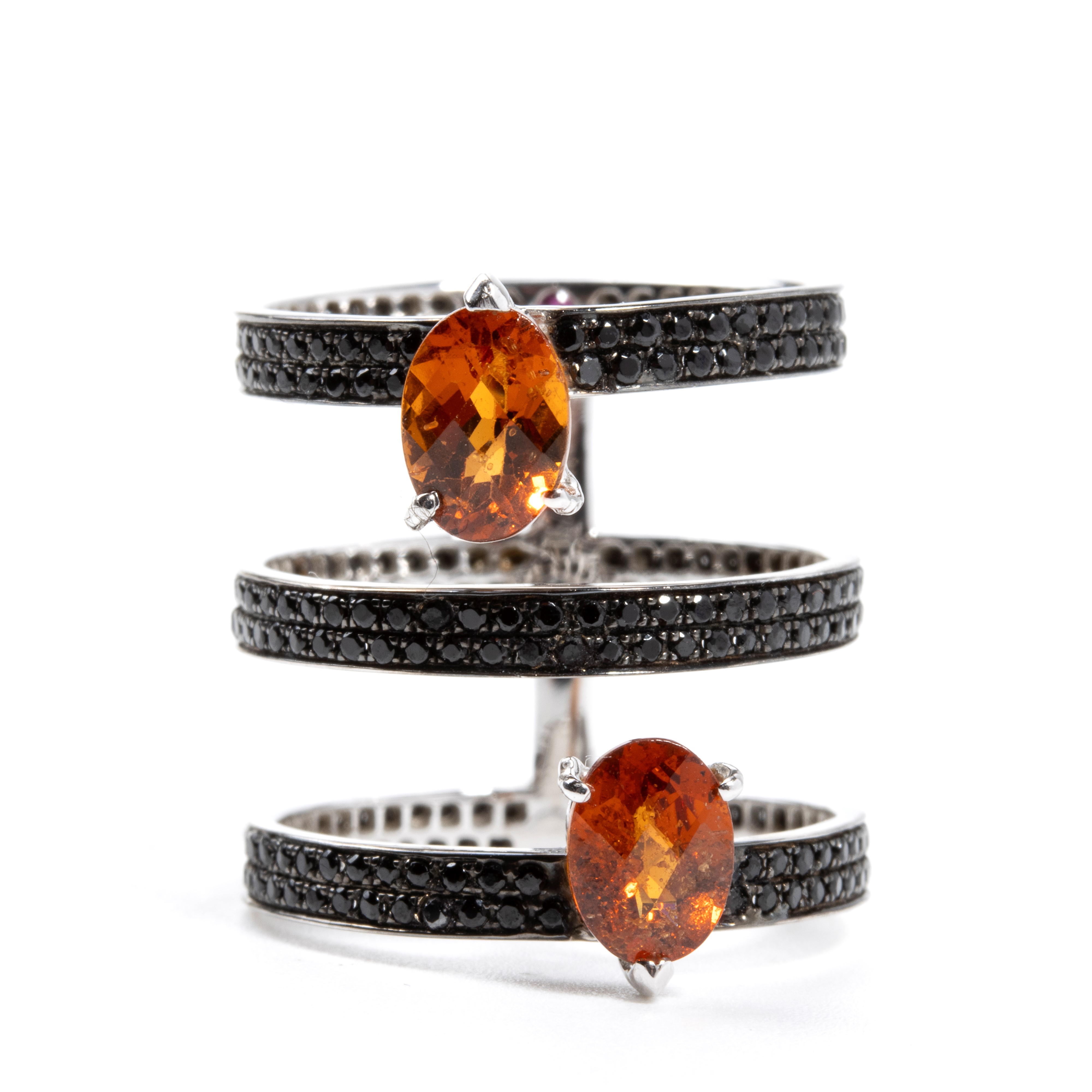 Anello in oro con diamanti neri e quarzi