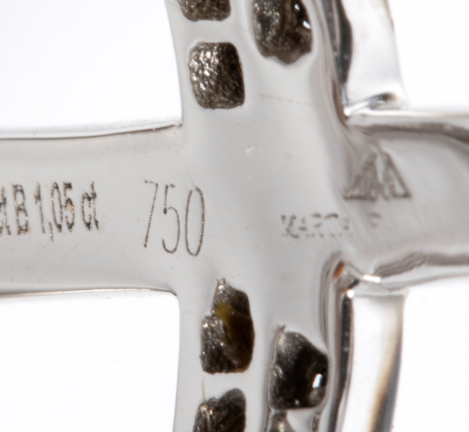 Anello in oro con diamanti neri e quarzi