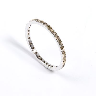 Veretta in oro bianco 18k con diamanti color fantasia marrone