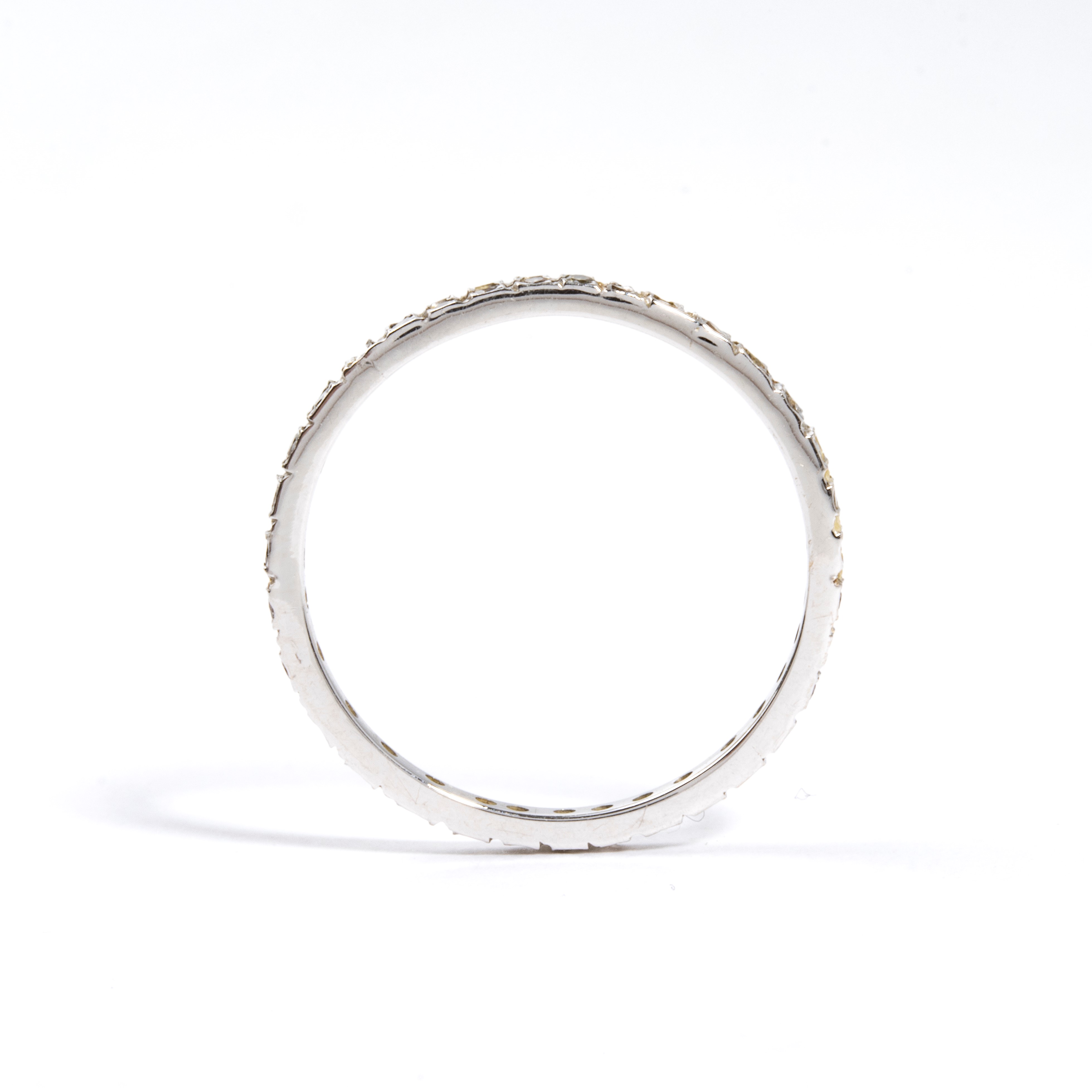 Veretta in oro bianco 18k con diamanti color fantasia marrone