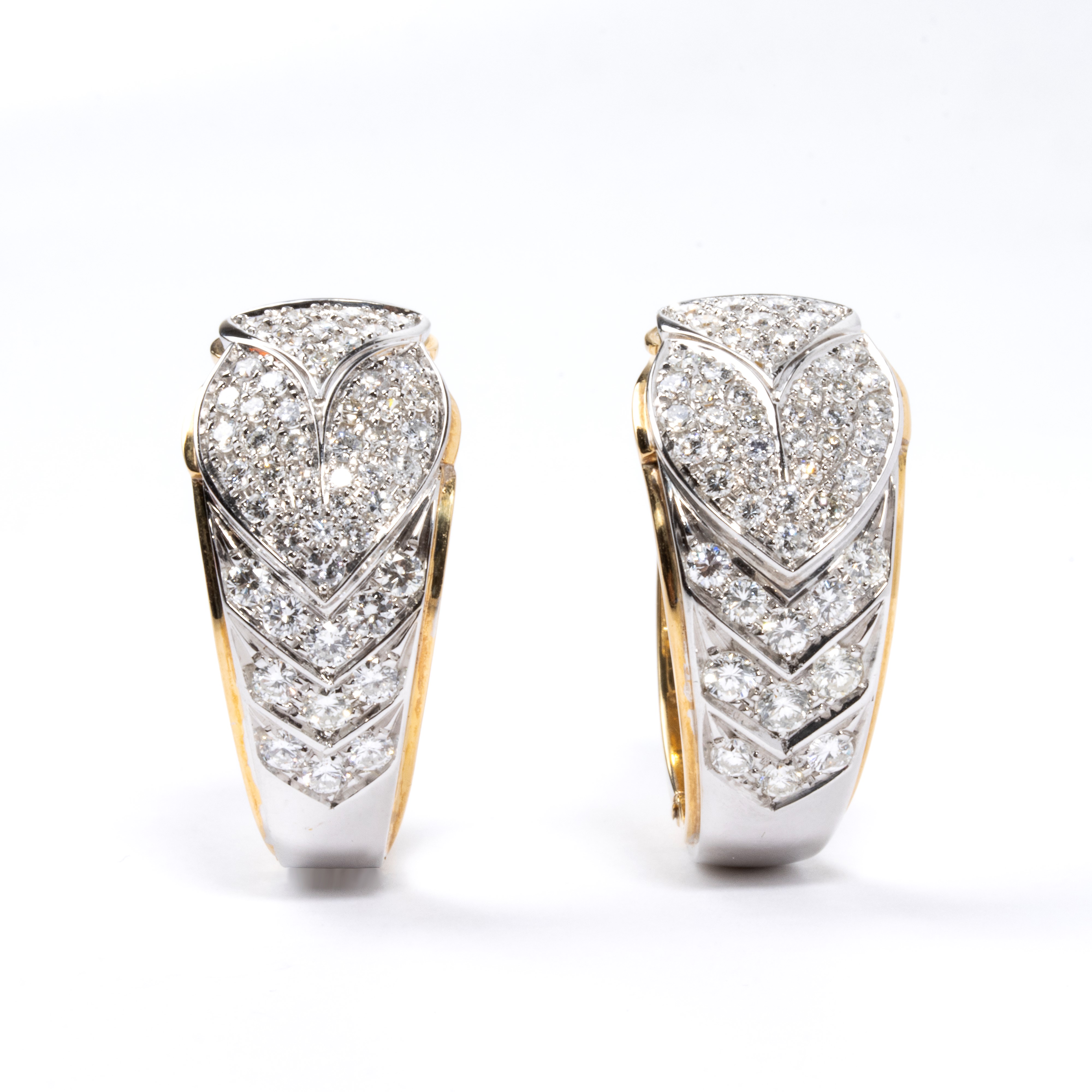 Paio di orecchini a cerchio in oro e diamanti