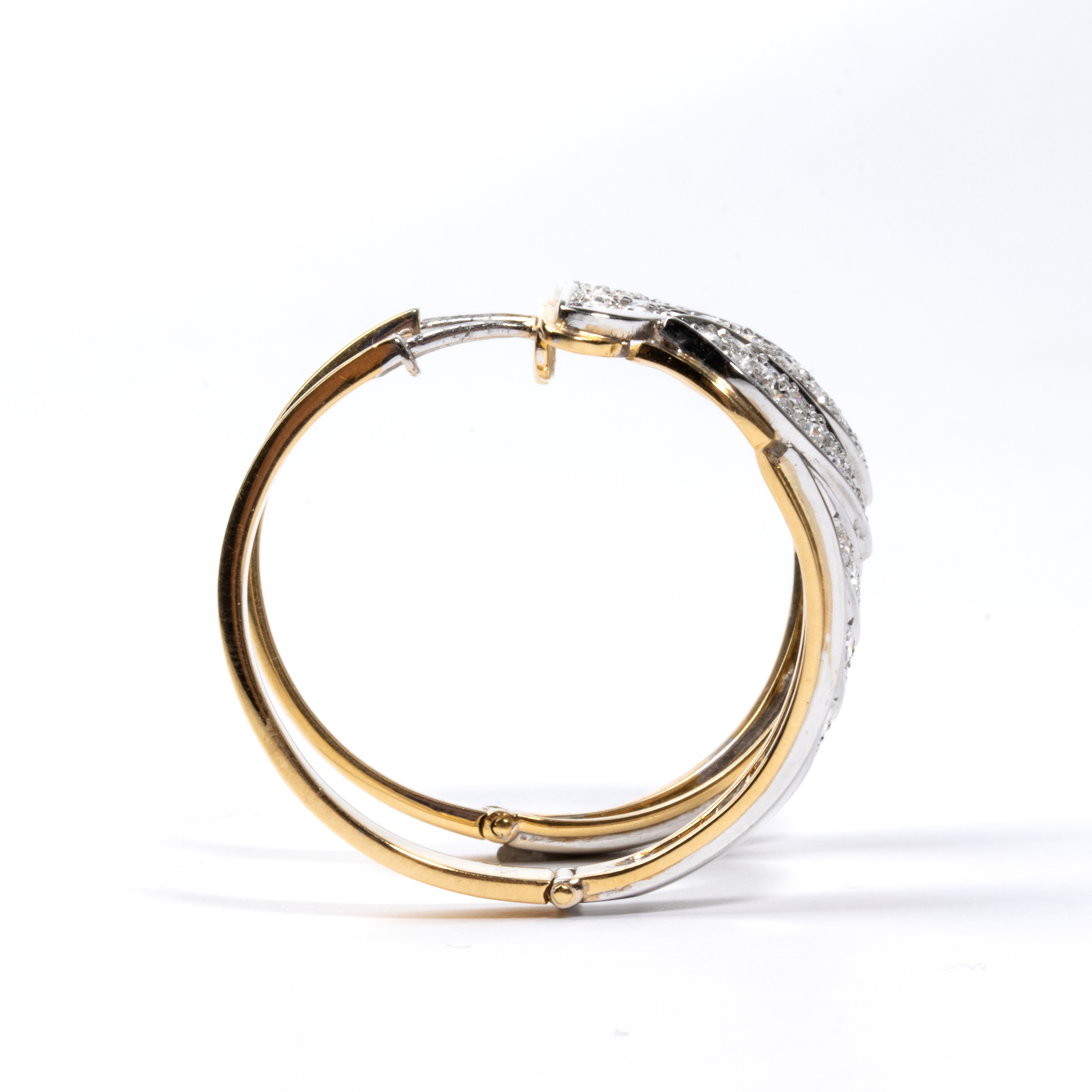 Paio di orecchini a cerchio in oro e diamanti