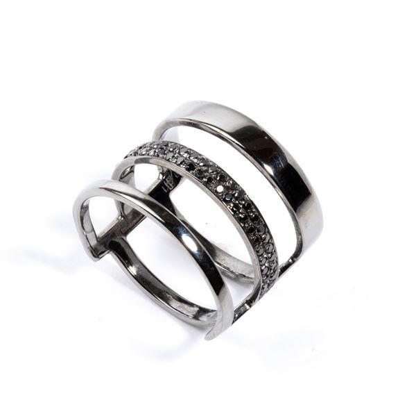 Anello in oro con diamanti neri