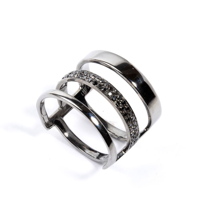 Anello in oro con diamanti neri