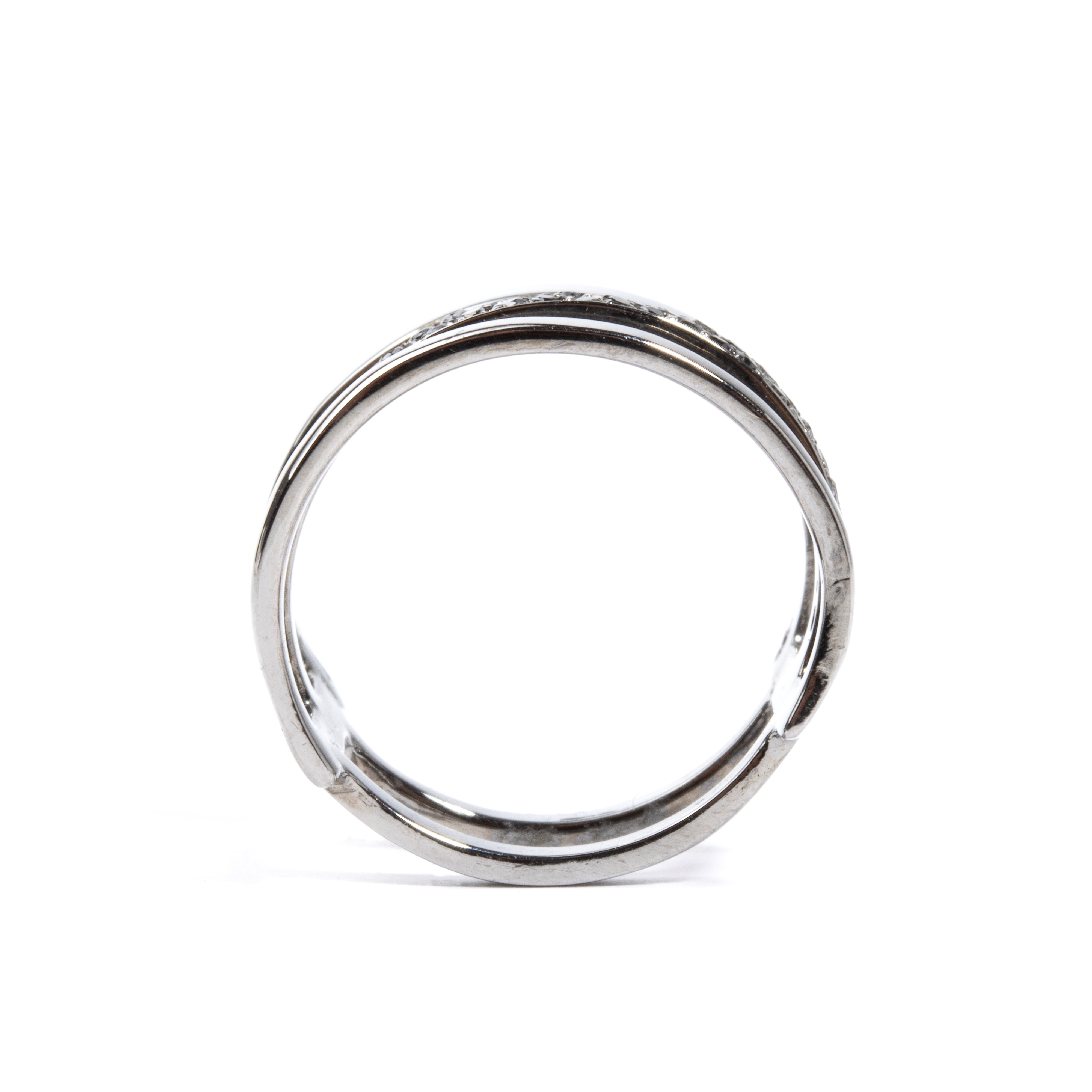 Anello in oro con diamanti neri