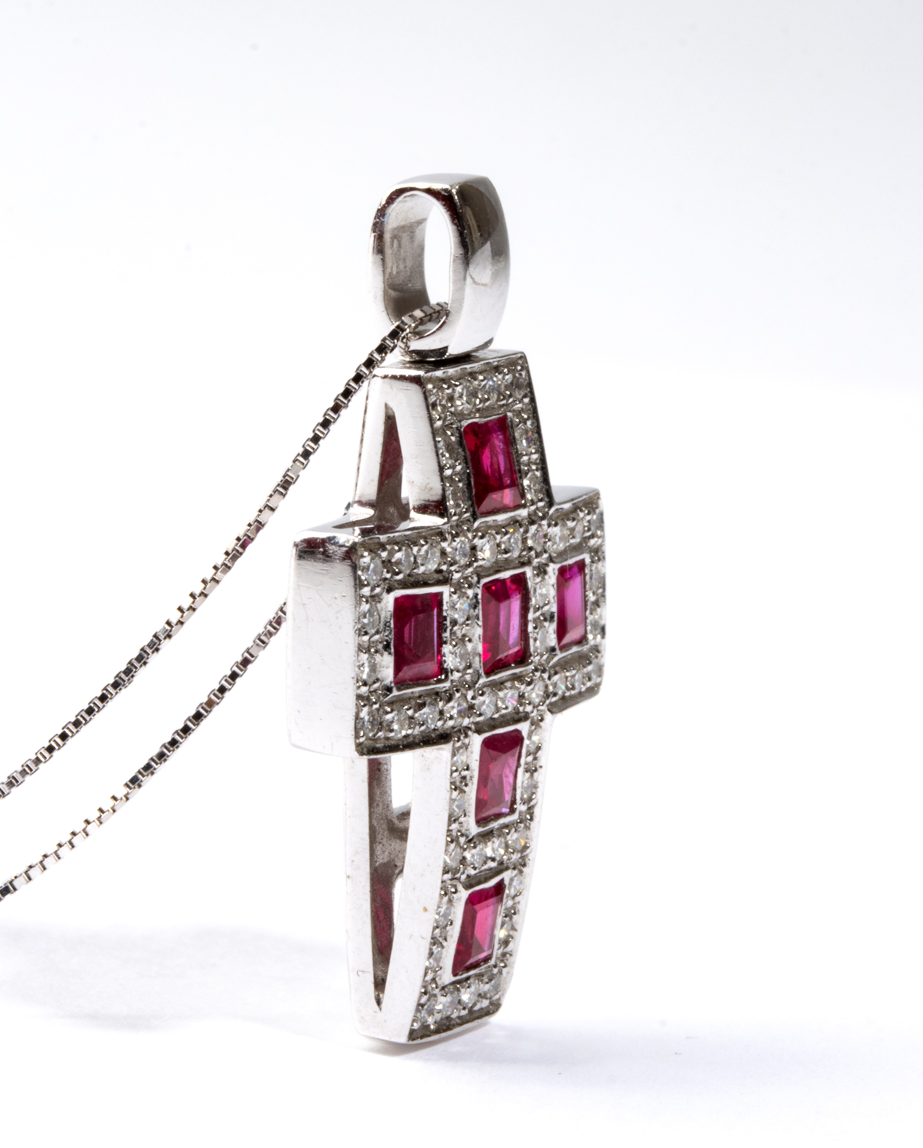 Pendente in oro con rubini e diamanti